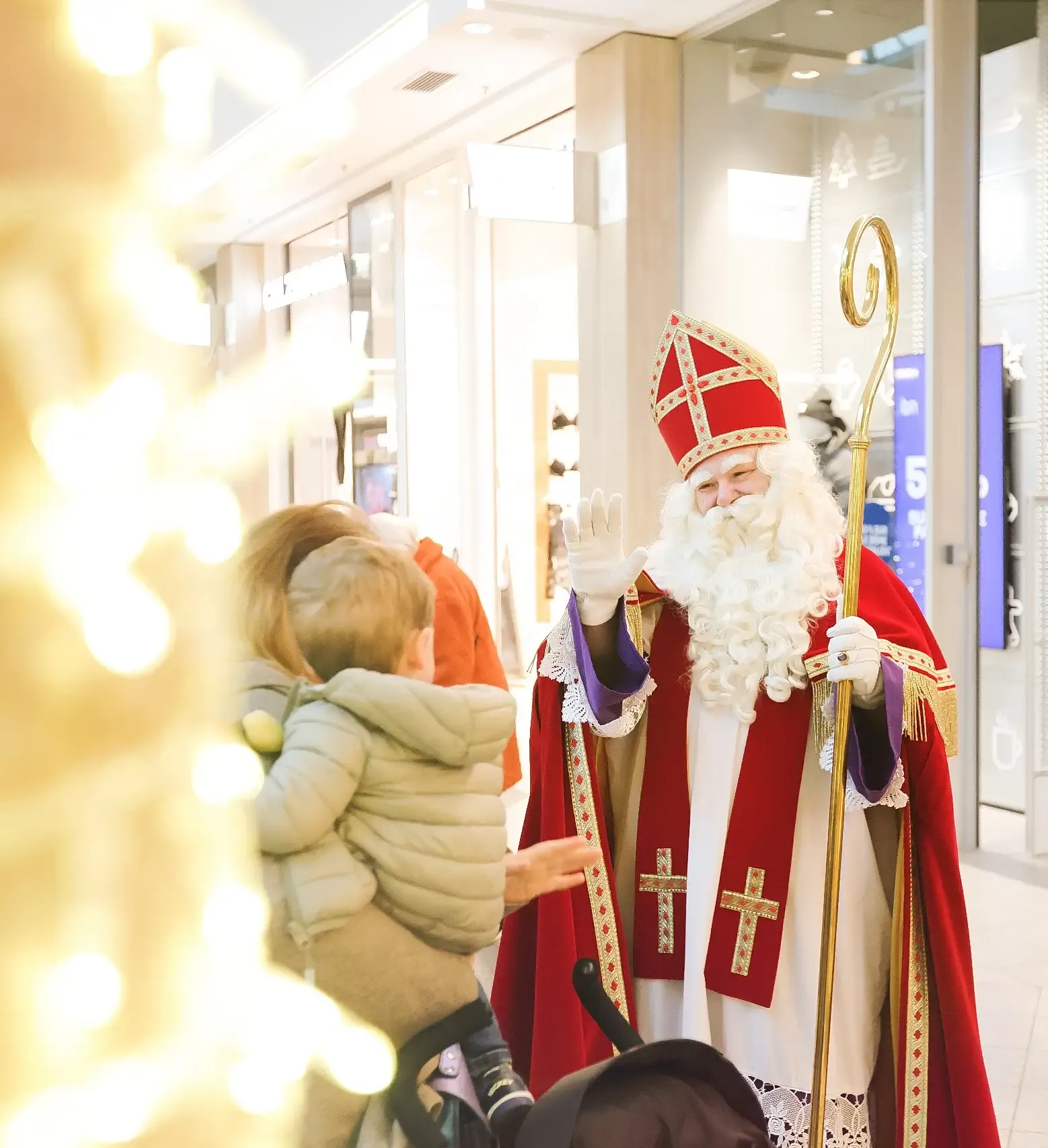 Sain-Nicolas salue une mère et son fils dans le centre commercial Belle-Ile