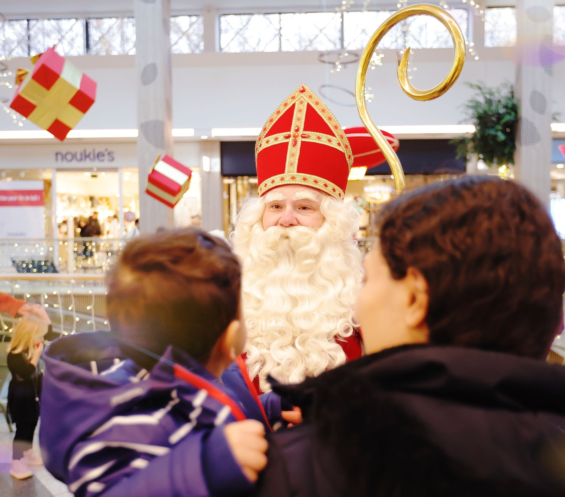 Saint Nicolas avec mère et enfant dans le centre commercial belle-ile